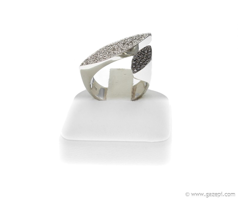 Χειροποίητο δαχτυλίδι σε λευκόχρυσο 18Κ με λευκά & μαύρα διαμάντια σε κοπή brilliant.