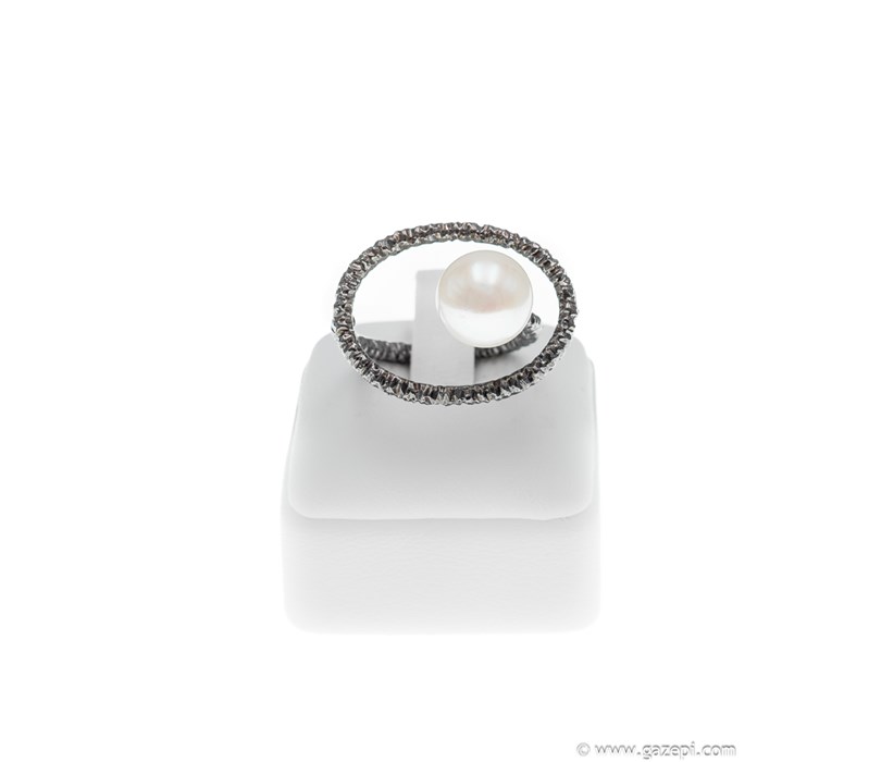 Χειροποίητο δαχτυλίδι σε ασήμι 925 με μαύρη επιπλατίνωση & λευκό φυσικό μαργαριτάρι.