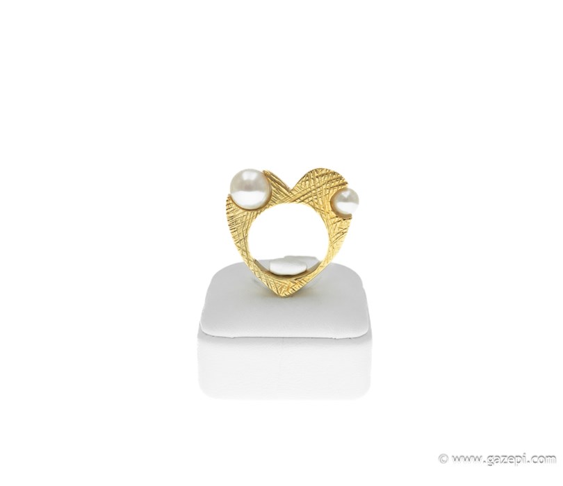 Χειροποίητο δαχτυλίδι καρδιά σε χρυσό 18Κ με λευκά μαργαριτάρια.