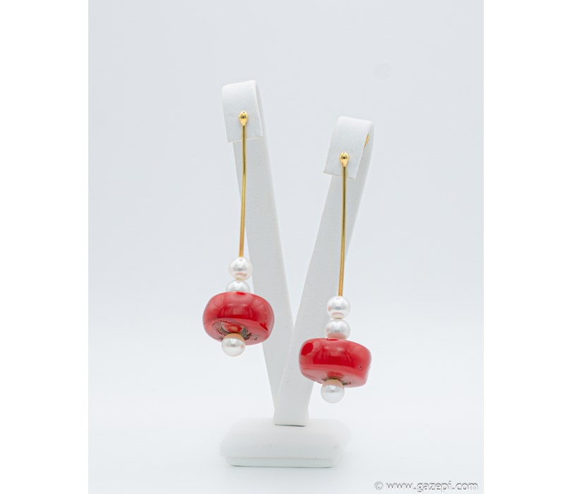 Handcrafted earrings in 18K gold with white pearls & corals.