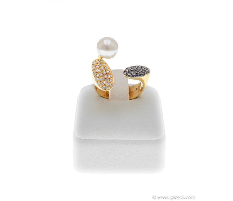 Χειροποίητο δαχτυλίδι σε χρυσό 18Κ με λευκά & μαύρα διαμάντια σε κοπή brilliant & λευκό μαργαριτάρι.