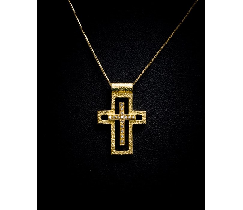 Χειροποίητος σταυρός, χρυσός 18Κ με διαμάντια σε κοπή μπριγιάν(χωρίς την αλυσίδα).
