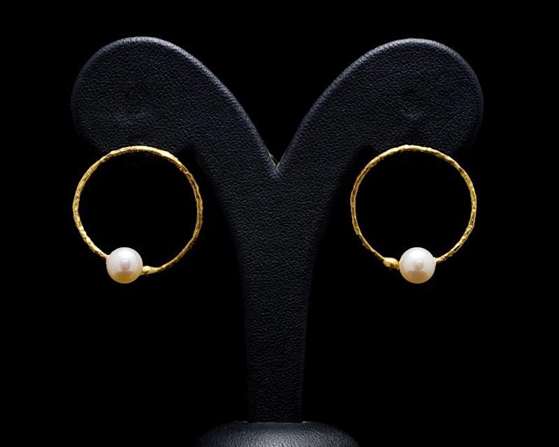 Ζευγάρι χειροποίητα σκουλαρίκιια σε χρυσό Κ18 με φυσικά μαργαριτάρια.