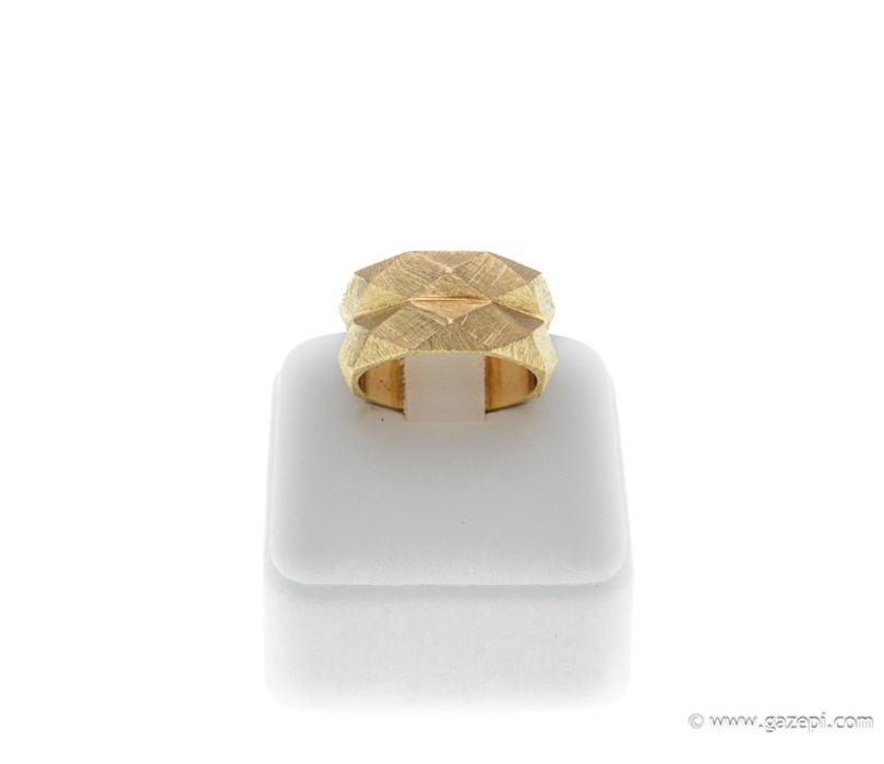 Handcrafted ring in gold K18.