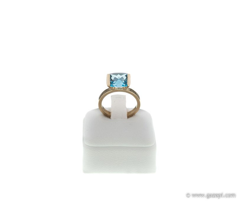 Handcrafted ring in 18K gold with cushion cut topaz
